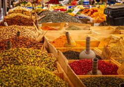 découvrez notre gamme d'affichage réfrigéré, idéale pour la conservation optimale de vos produits alimentaires. offrant une visibilité remarquable et une efficacité énergétique, nos vitrines réfrigérées sont conçues pour embellir votre espace tout en garantissant une fraîcheur maximale.
